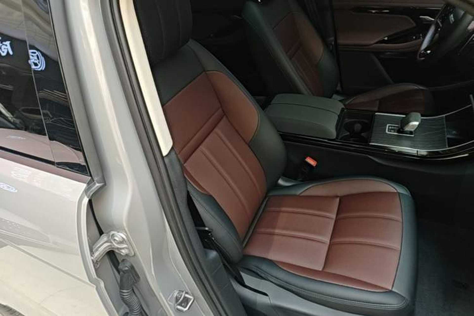 Used Land Rover Range Evoque 2024 Aurora L 249 PS Prestige Light-Chasing Edition Right Front Seat