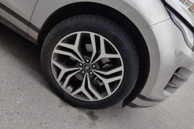Used Land Rover Range Evoque 2024 Aurora L 249 PS Prestige Light-Chasing Edition Right Front Wheel Hub