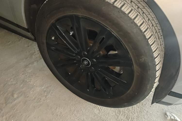 Used Land Rover Range Evoque 2024 Aurora L 249 PS Prestige Light-Chasing Edition Right Front Wheel Hub