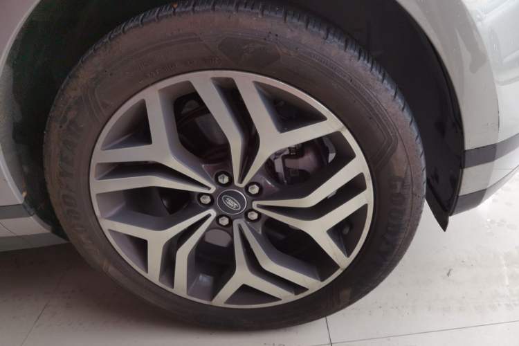 Used Land Rover Range Evoque 2024 Aurora L 249 PS Prestige Light-Chasing Edition Right Front Wheel Hub