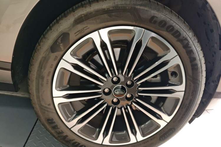 Used Land Rover Range Evoque 2024 Aurora L 249 PS Glowing Limited Edition Right Front Wheel Hub