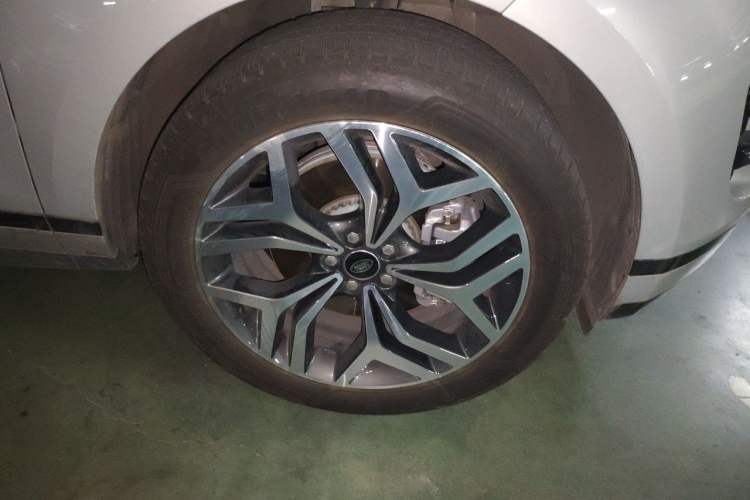 Used Land Rover Range Evoque 2024 Aurora L 249 PS Prestige Light-Chasing Edition Right Front Wheel Hub