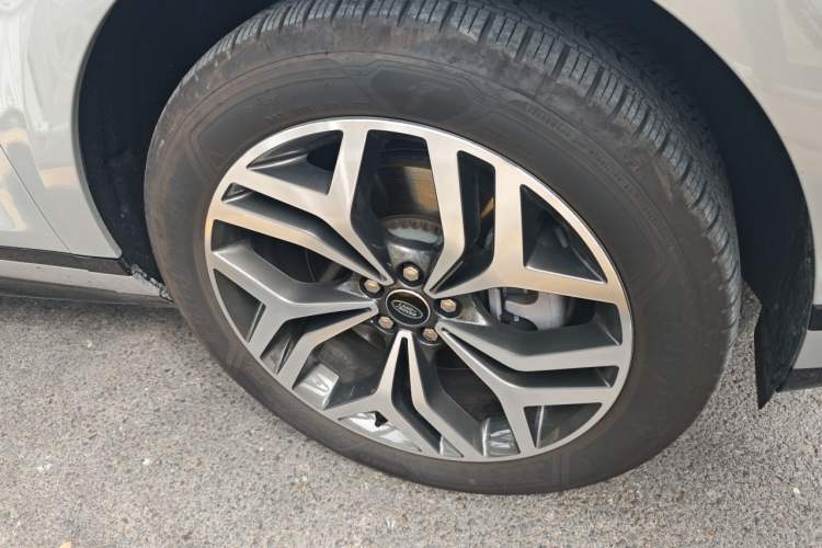 Used Land Rover Range Evoque 2024 Aurora L 249 PS Prestige Light-Chasing Edition Right Front Wheel Hub