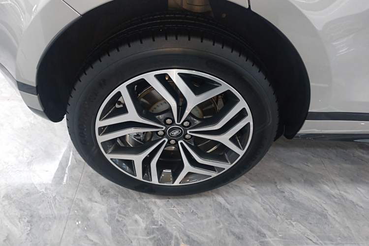 Used Land Rover Range Evoque 2024 Aurora L 249 PS Prestige Light-Chasing Edition Right Rear Wheel Hub