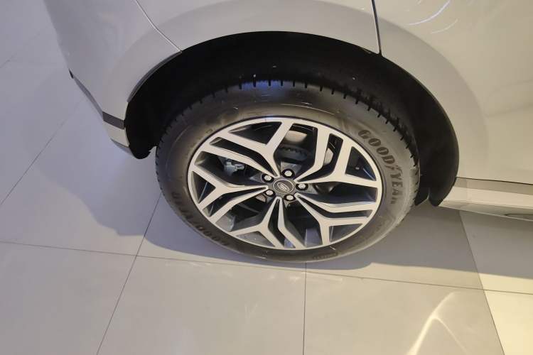 Used Land Rover Range Evoque 2024 Aurora L 249 PS Prestige Light-Chasing Edition Right Rear Wheel Hub