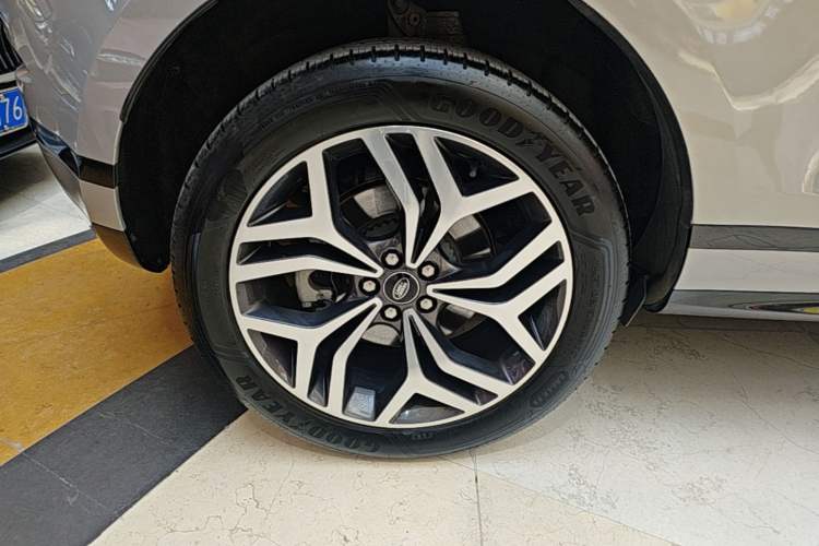 Used Land Rover Range Evoque 2024 Aurora L 249 PS Prestige Light-Chasing Edition Right Rear Wheel Hub