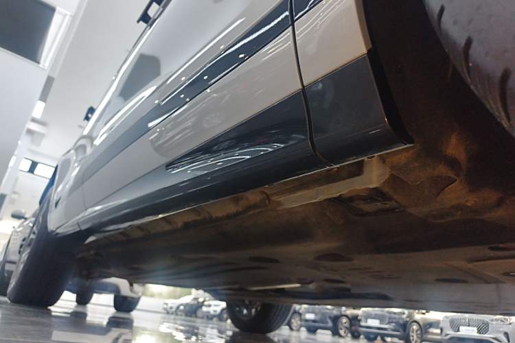 Used Land Rover Range Evoque 2024 Aurora L 249 PS Prestige Light-Chasing Edition Right Side Sill