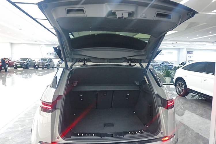 Used Land Rover Range Evoque 2024 Aurora L 249 PS Prestige Light-Chasing Edition Trunk