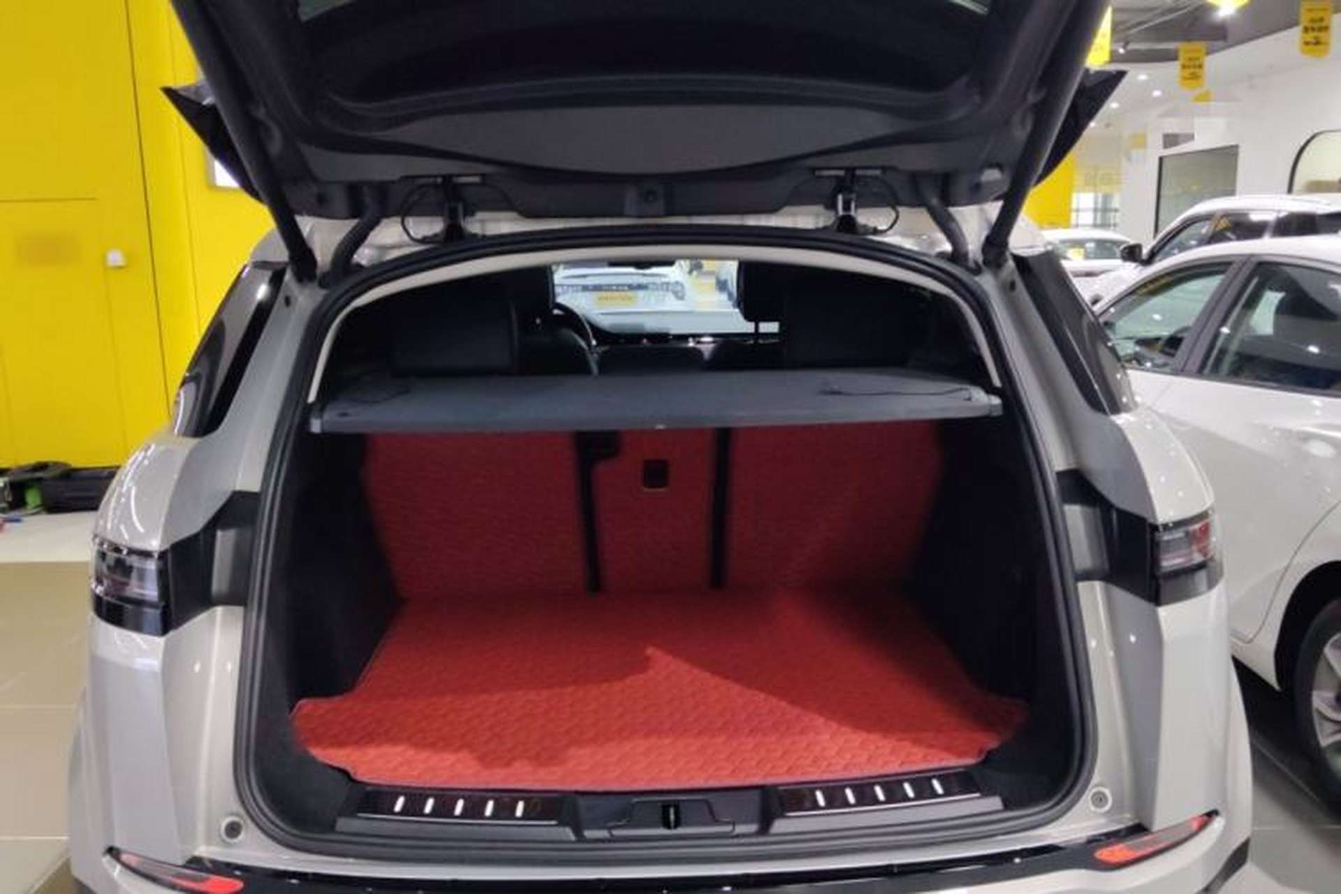 Used Land Rover Range Evoque 2024 Aurora L 249 PS Prestige Light-Chasing Edition Trunk