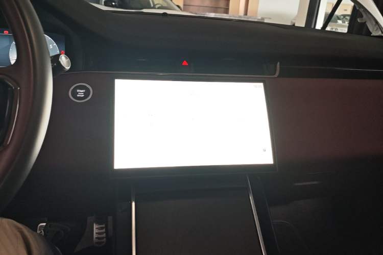 Used Land Rover Range Evoque 2024 Aurora L 249 PS Prestige Light-Chasing Edition Audio And AC Panel