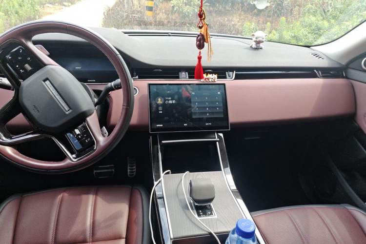 Used Land Rover Range Evoque 2024 Aurora L 249 PS Glowing Limited Edition Center Console