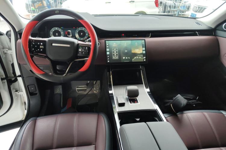 Used Land Rover Range Evoque 2024 Aurora L 249 PS Prestige Light-Chasing Edition Center Console