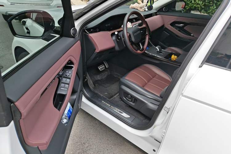Used Land Rover Range Evoque 2024 Aurora L 249 PS Prestige Light-Chasing Edition Driver Seat