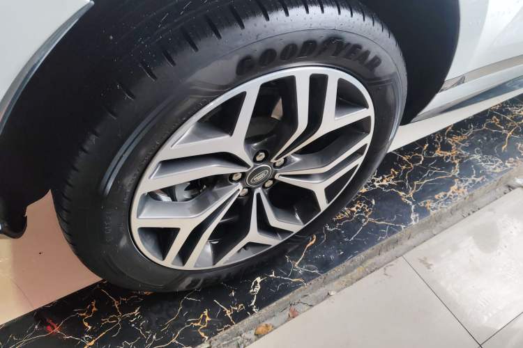 Used Land Rover Range Evoque 2024 Aurora L 249 PS Prestige Light-Chasing Edition Exterior 5