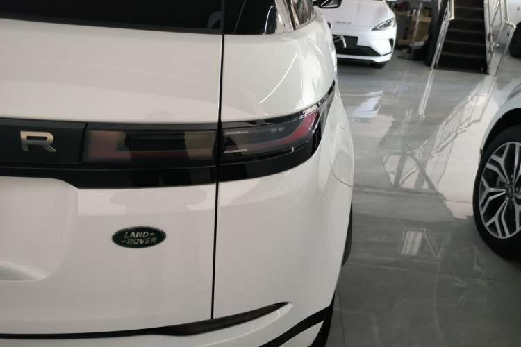 Used Land Rover Range Evoque 2024 Aurora L 249 PS Prestige Light-Chasing Edition Exterior 6