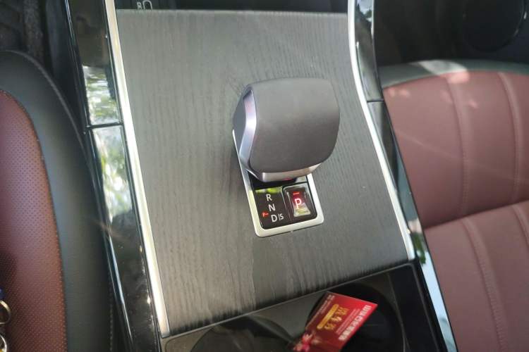 Used Land Rover Range Evoque 2024 Aurora L 249 PS Prestige Light-Chasing Edition Gear Lever
