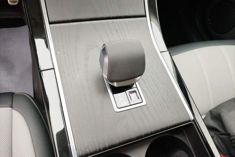 Used Land Rover Range Evoque 2024 Aurora L 249 PS Prestige Light-Chasing Edition Gear Lever