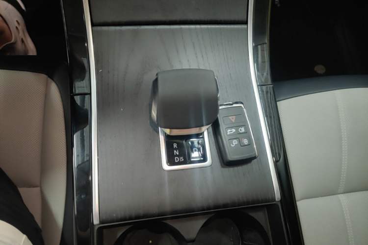 Used Land Rover Range Evoque 2024 Aurora L 249 PS Prestige Light-Chasing Edition Gear Lever