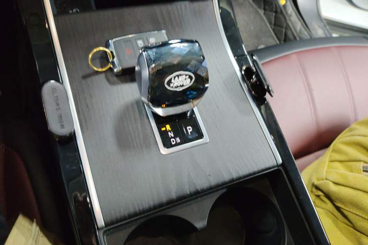 Used Land Rover Range Evoque 2024 Aurora L 249 PS Prestige Light-Chasing Edition Gear Lever