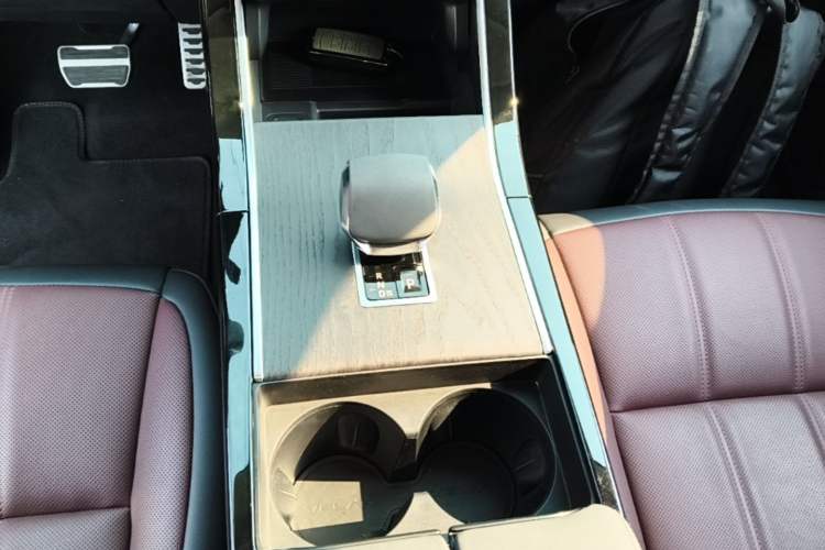 Used Land Rover Range Evoque 2024 Aurora L 249 PS Prestige Light-Chasing Edition Gear Lever