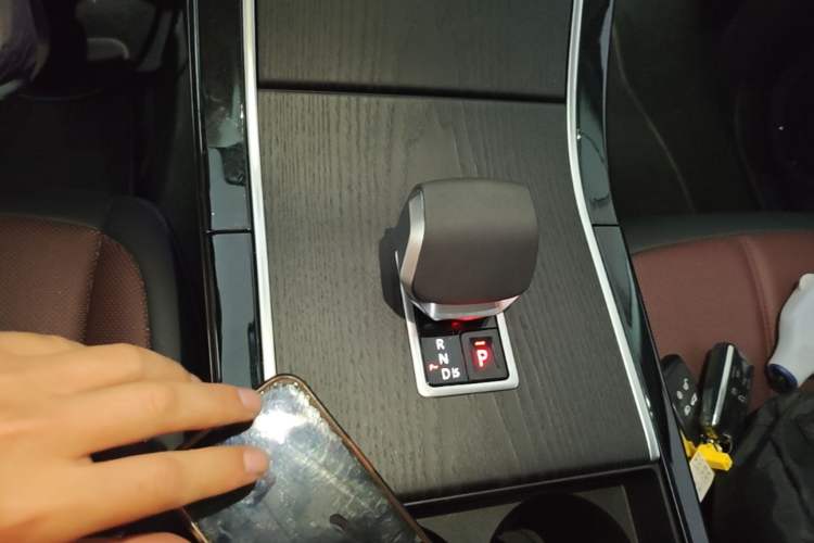 Used Land Rover Range Evoque 2024 Aurora L 249 PS Prestige Light-Chasing Edition Gear Lever