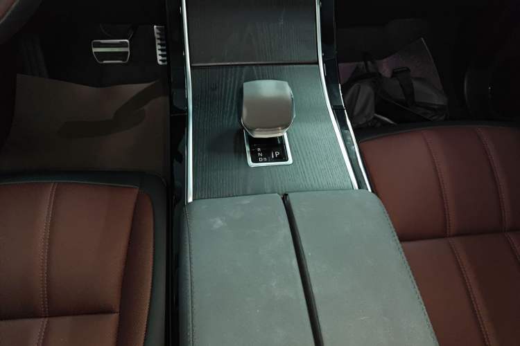 Used Land Rover Range Evoque 2024 Aurora L 249 PS Prestige Light-Chasing Edition Gear Lever