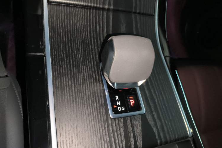 Used Land Rover Range Evoque 2024 Aurora L 249 PS Prestige Light-Chasing Edition Gear Lever