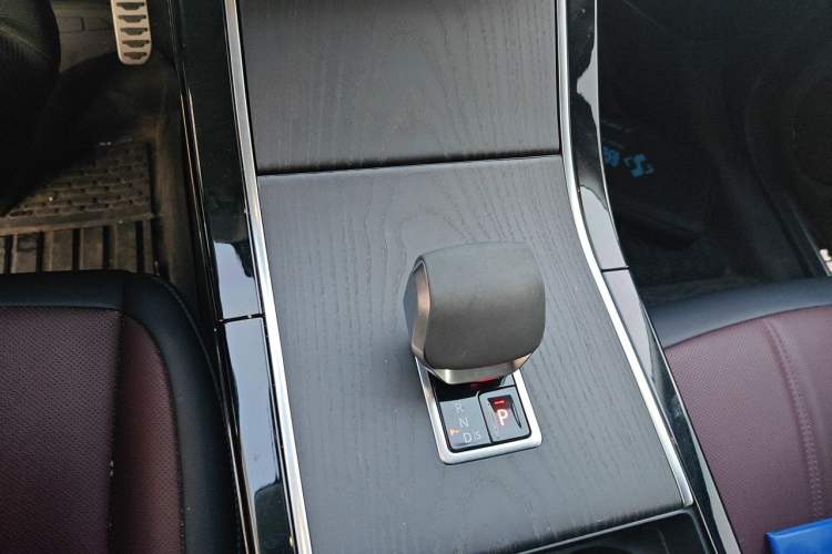 Used Land Rover Range Evoque 2024 Aurora L 249 PS Prestige Light-Chasing Edition Gear Lever