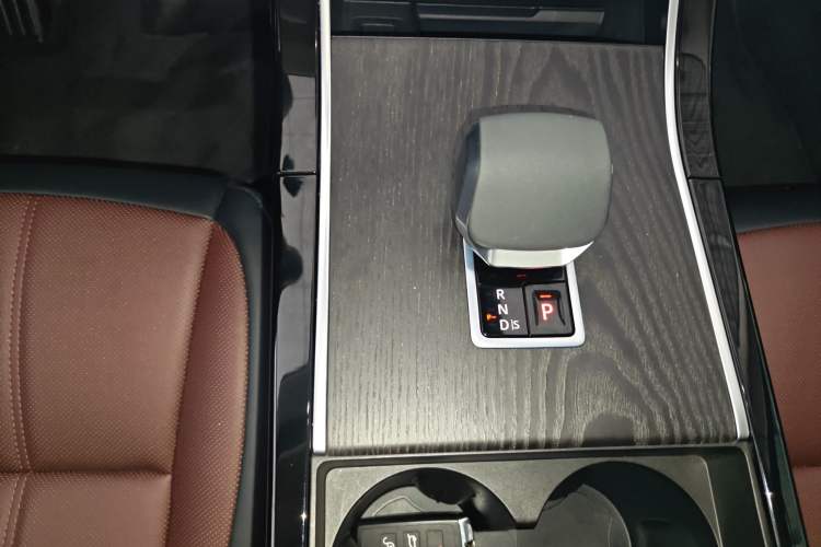 Used Land Rover Range Evoque 2024 Aurora L 249 PS Prestige Light-Chasing Edition Gear Lever