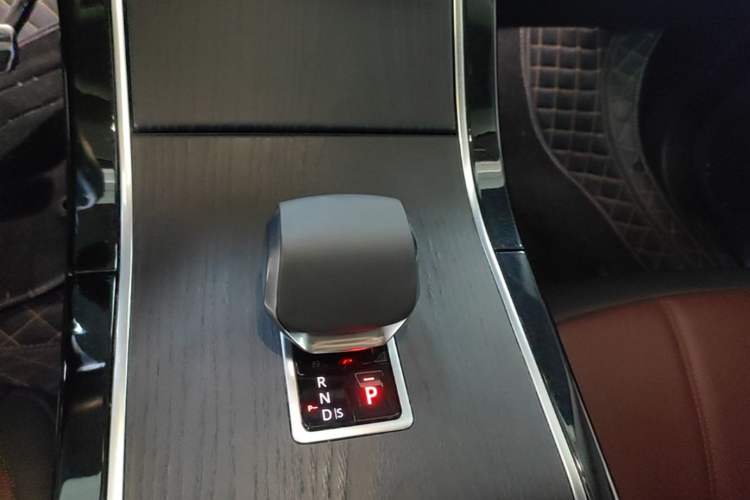 Used Land Rover Range Evoque 2024 Aurora L 249 PS Prestige Light-Chasing Edition Gear Lever