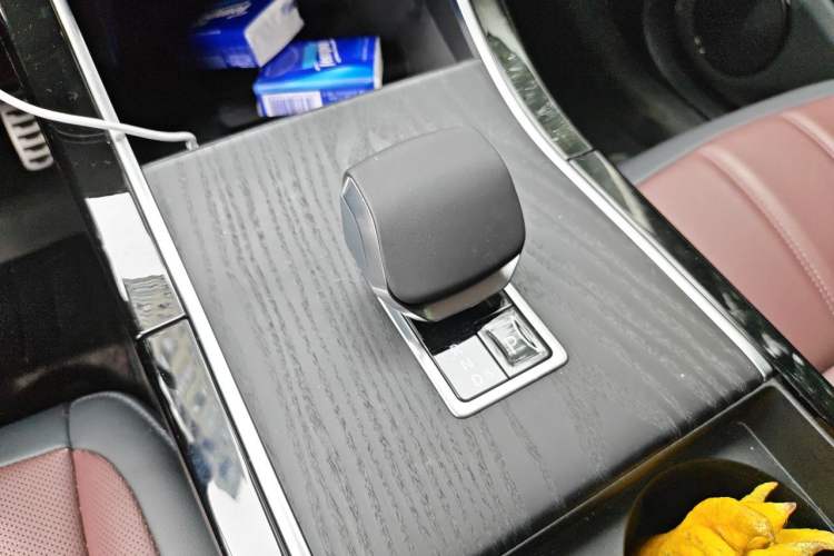 Used Land Rover Range Evoque 2024 Aurora L 249 PS Prestige Light-Chasing Edition Gear Lever