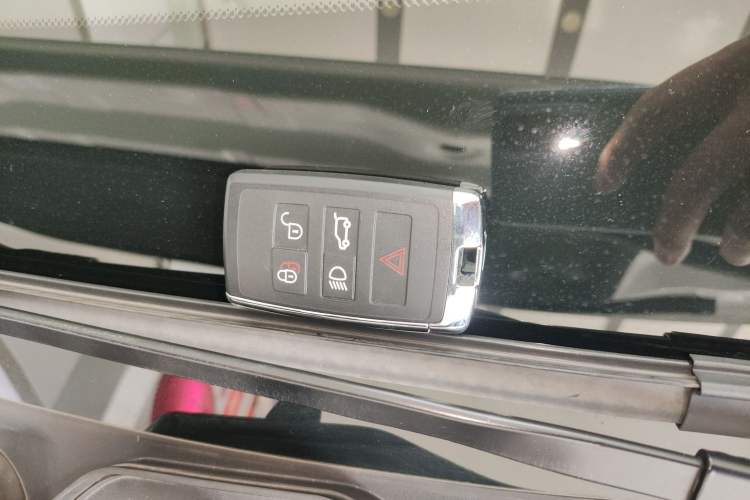Used Land Rover Range Evoque 2024 Aurora L 249 PS Prestige Light-Chasing Edition Interior 1