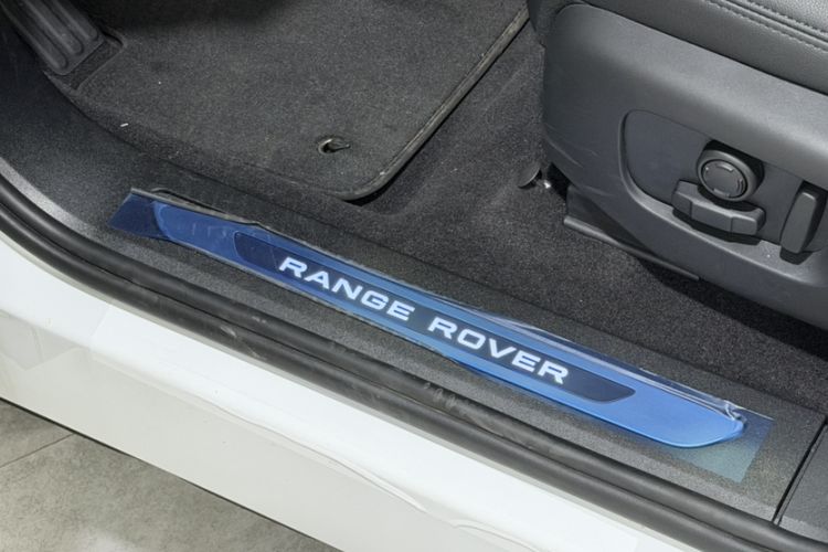 Used Land Rover Range Evoque 2024 Aurora L 249 PS Prestige Light-Chasing Edition Interior 1