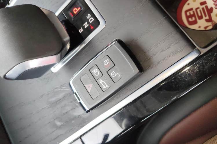 Used Land Rover Range Evoque 2024 Aurora L 249 PS Prestige Light-Chasing Edition Interior 1