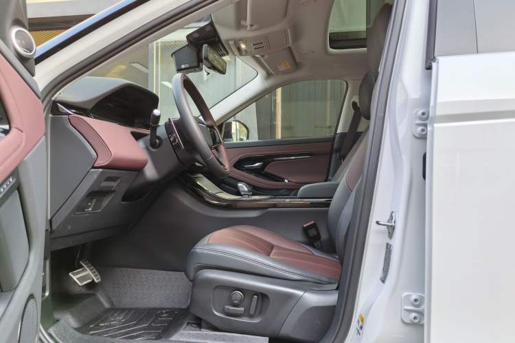 Used Land Rover Range Evoque 2024 Aurora L 249 PS Prestige Light-Chasing Edition Interior 2
