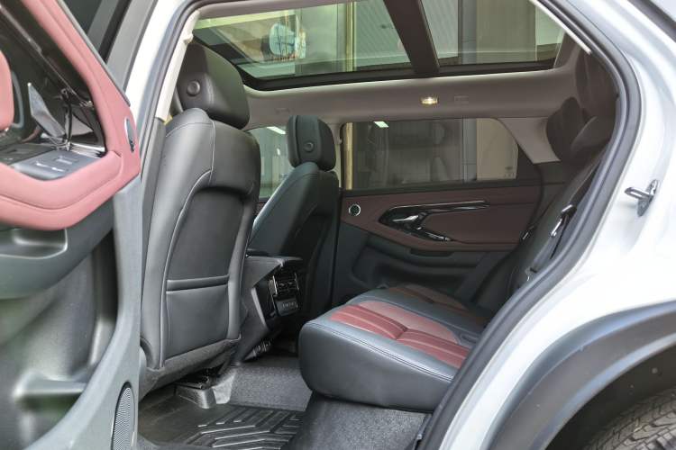 Used Land Rover Range Evoque 2024 Aurora L 249 PS Prestige Light-Chasing Edition Interior 3