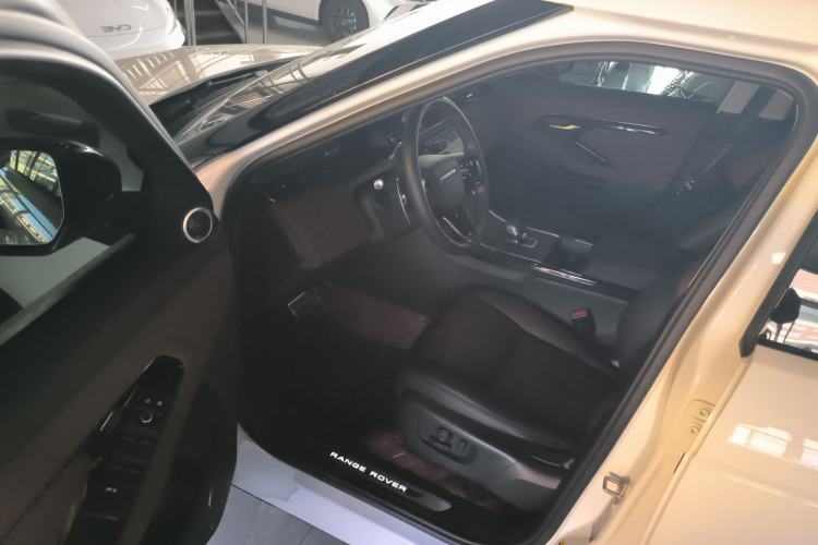 Used Land Rover Range Evoque 2024 Aurora L 249 PS Prestige Light-Chasing Edition Interior 3