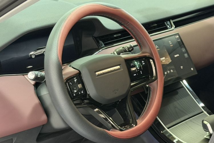 Used Land Rover Range Evoque 2024 Aurora L 249 PS Prestige Light-Chasing Edition Interior 4
