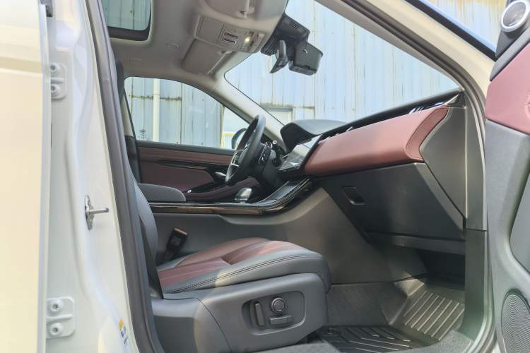 Used Land Rover Range Evoque 2024 Aurora L 249 PS Prestige Light-Chasing Edition Interior 5