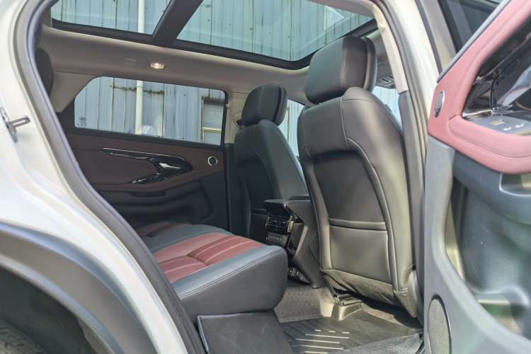 Used Land Rover Range Evoque 2024 Aurora L 249 PS Prestige Light-Chasing Edition Interior 6
