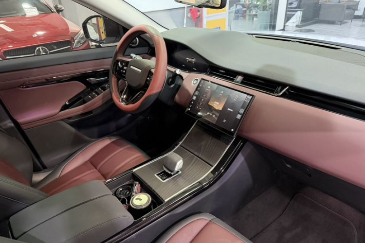 Used Land Rover Range Evoque 2024 Aurora L 249 PS Prestige Light-Chasing Edition Interior 7