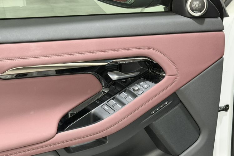 Used Land Rover Range Evoque 2024 Aurora L 249 PS Prestige Light-Chasing Edition Interior 9
