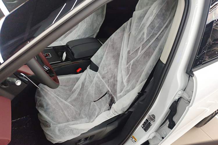 Used Land Rover Range Evoque 2024 Aurora L 249 PS Prestige Light-Chasing Edition Left Front Seat