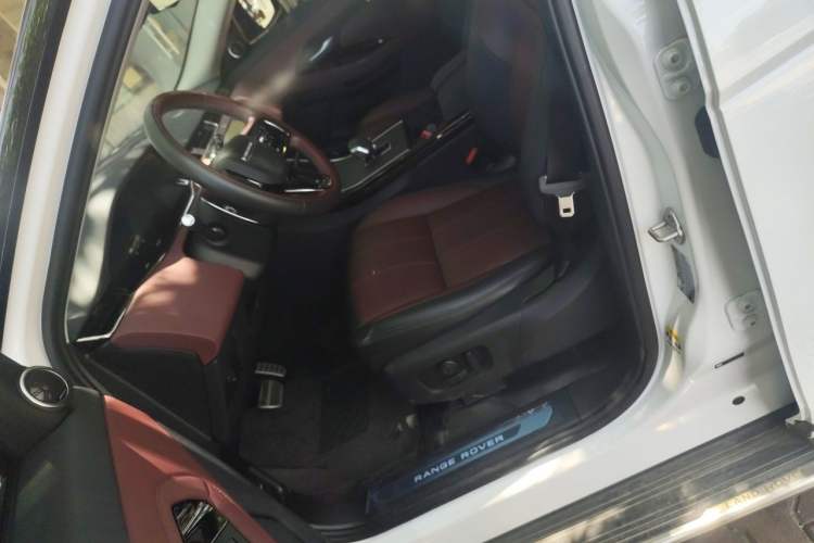 Used Land Rover Range Evoque 2024 Aurora L 249 PS Prestige Light-Chasing Edition Left Front Seat