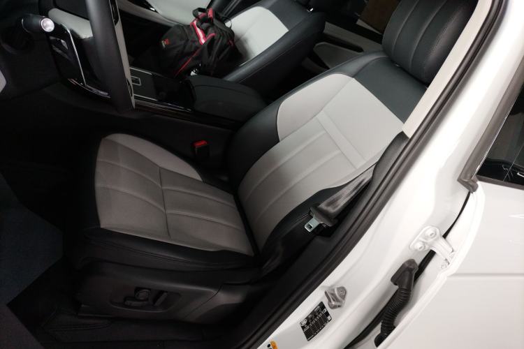Used Land Rover Range Evoque 2024 Aurora L 249 PS Prestige Light-Chasing Edition Left Front Seat