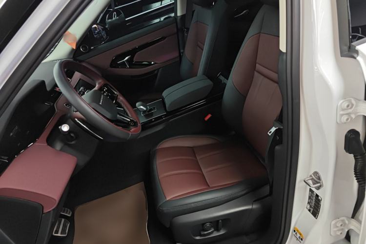 Used Land Rover Range Evoque 2024 Aurora L 249 PS Prestige Light-Chasing Edition Left Front Seat