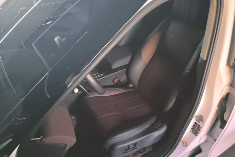 Used Land Rover Range Evoque 2024 Aurora L 249 PS Prestige Light-Chasing Edition Left Front Seat