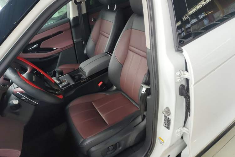 Used Land Rover Range Evoque 2024 Aurora L 249 PS Prestige Light-Chasing Edition Left Front Seat