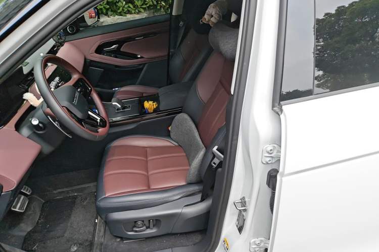 Used Land Rover Range Evoque 2024 Aurora L 249 PS Prestige Light-Chasing Edition Left Front Seat