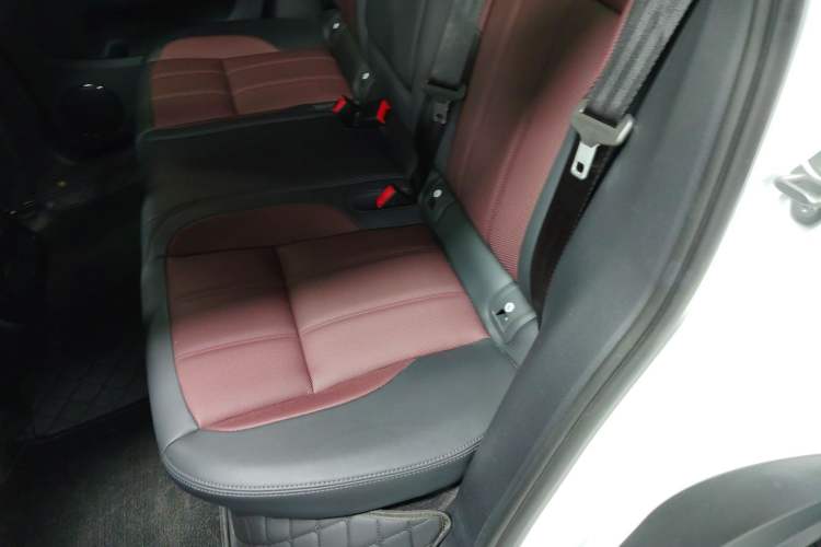 Used Land Rover Range Evoque 2024 Aurora L 249 PS Prestige Light-Chasing Edition Left Rear Seat